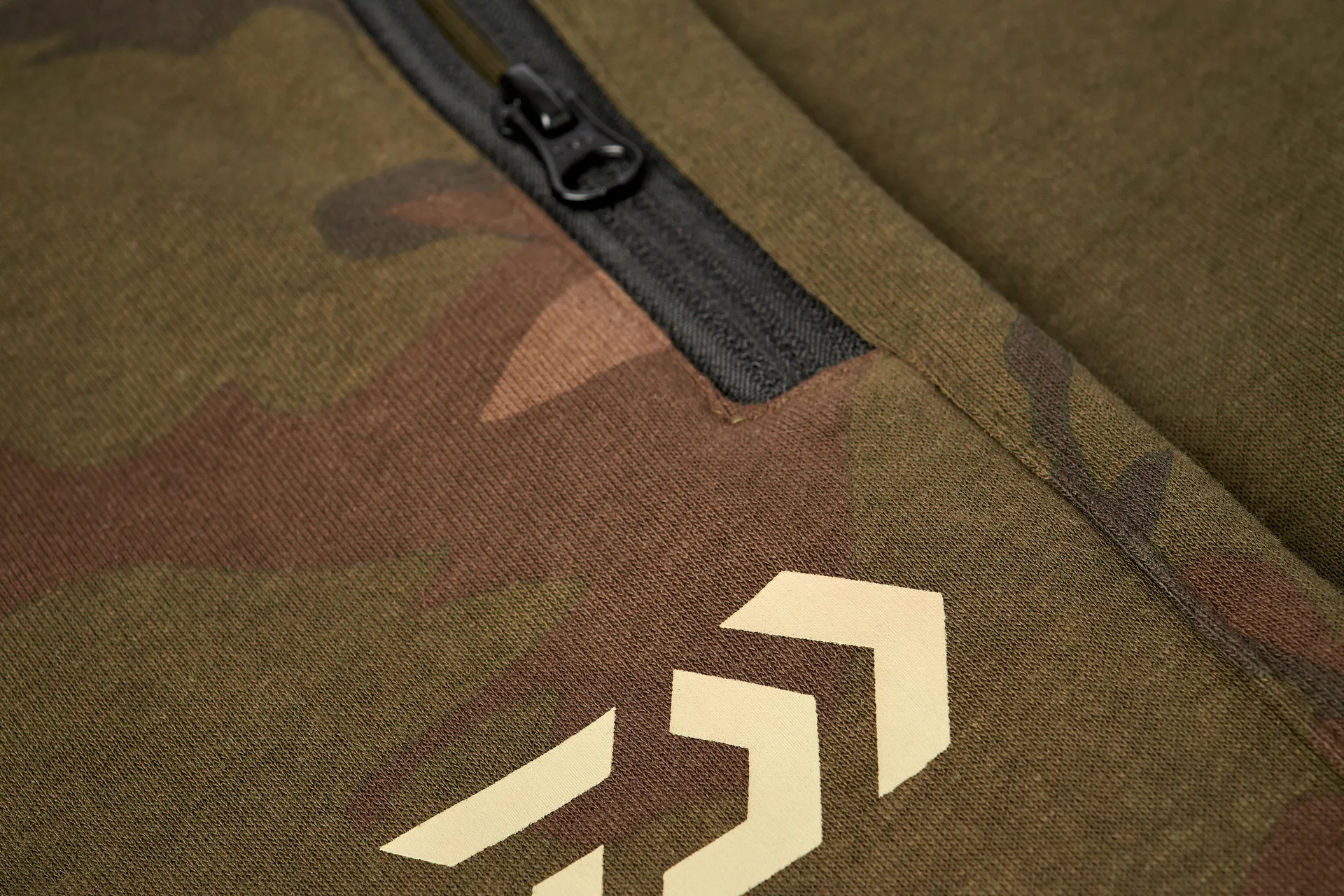 Daiwa Carp Camo Jogger Angeljacke Ansicht 4