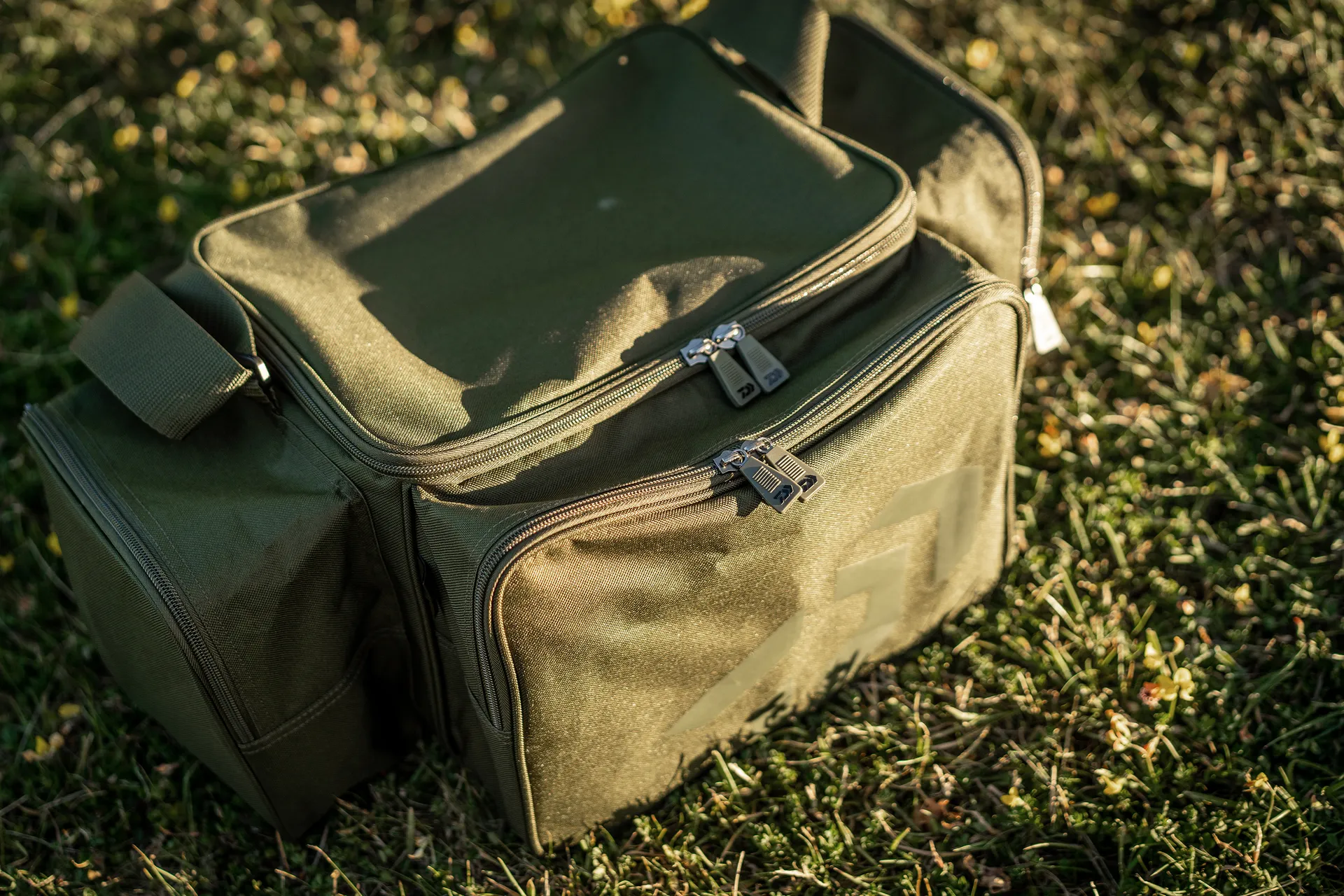 Daiwa Black Widow Compact Tackle Bag Angeltasche Ansicht 4